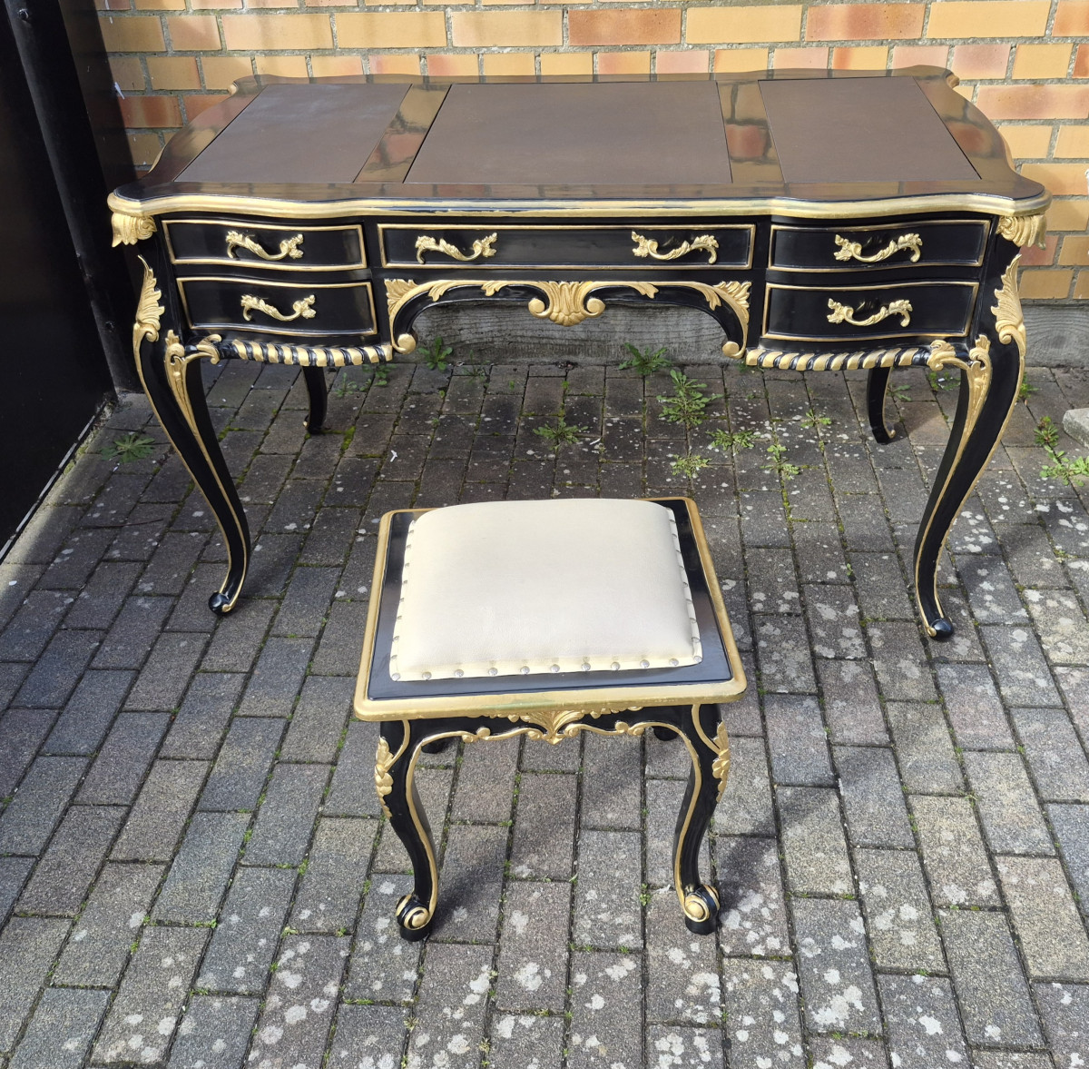Schwarz-goldener Schreibtisch im Barockstil mit passendem Hocker