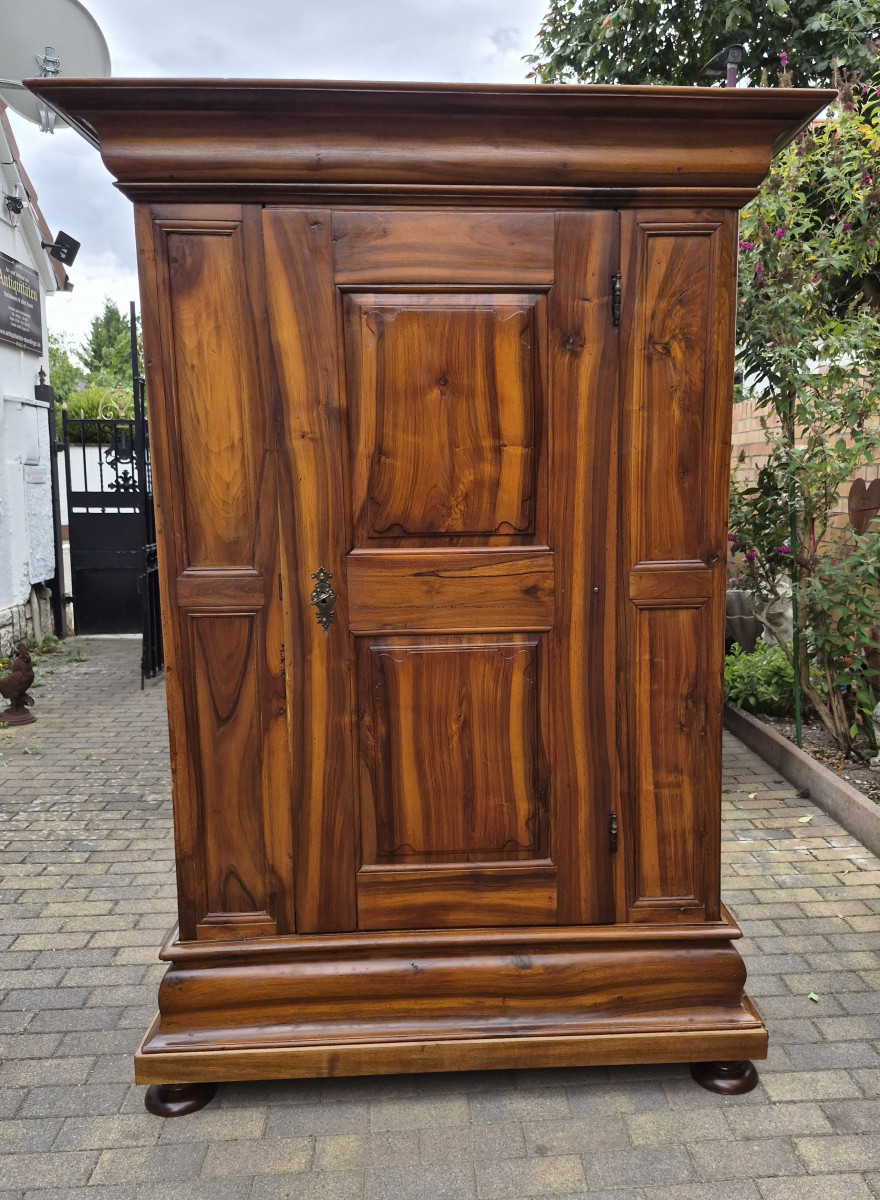 Antiker Kleiderschrank Nussbaum um 1780