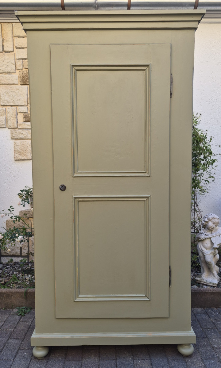 Antiker Schrank aus Weichholz oliv
