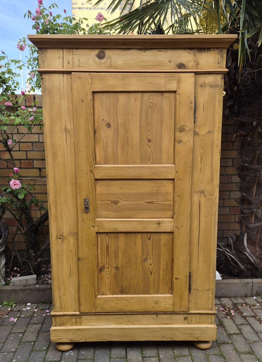 Antiker Schrank aus Weichholz um 1860