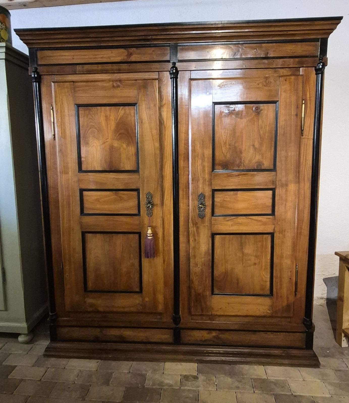 Antiker Kleiderschrank, Kirschbaum um 1840