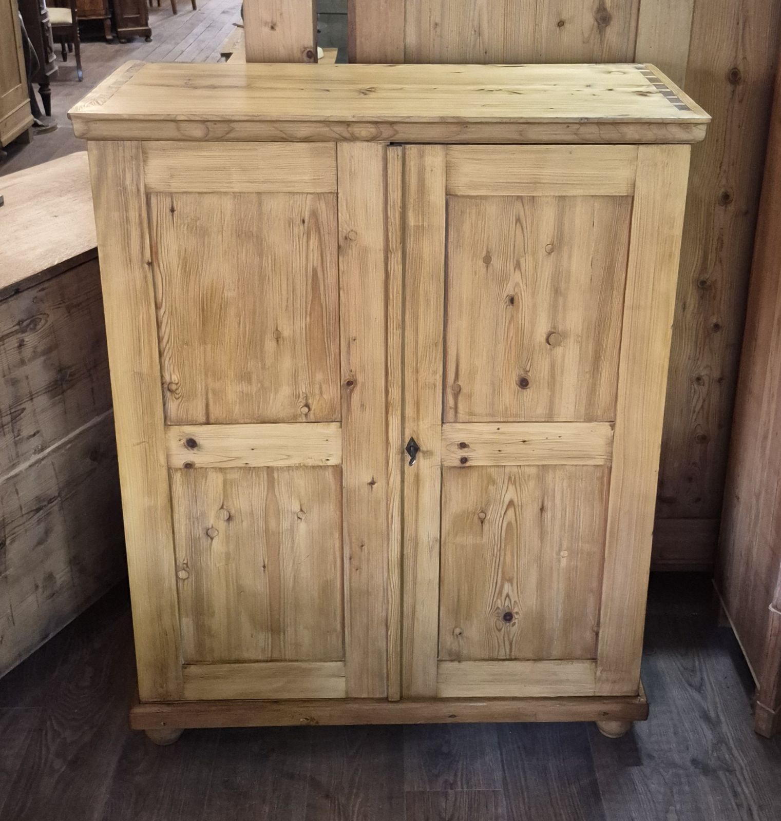 Antiker Schrank aus Weichholz um 1900